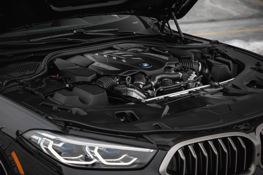 Моторный отсек BMW M850i xDrive Gran Coupe (G16) 2019 года  (NA) (фото 34 из 35)